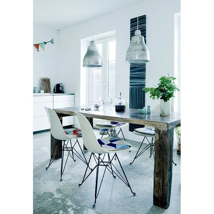 Lot de 2 chaises de salle à manger sans accoudoirs, siège à coque en plastique avec piètement en fil métallique noir style Eiffel, blanc